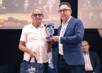 Cícero Lucena recebe prêmio por boas práticas em seminário que discute sustentabilidade e saneamento