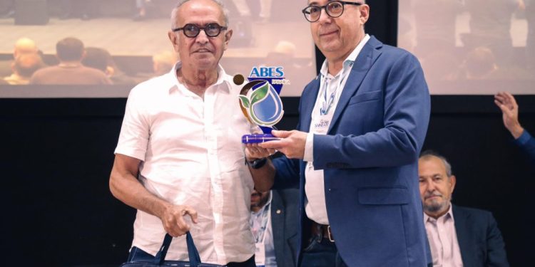 Cícero Lucena recebe prêmio por boas práticas em seminário que discute sustentabilidade e saneamento