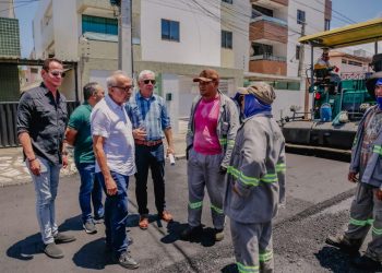 Cícero fiscaliza obras de asfaltamento do binário que vai garantir segurança viária na região do Bessa