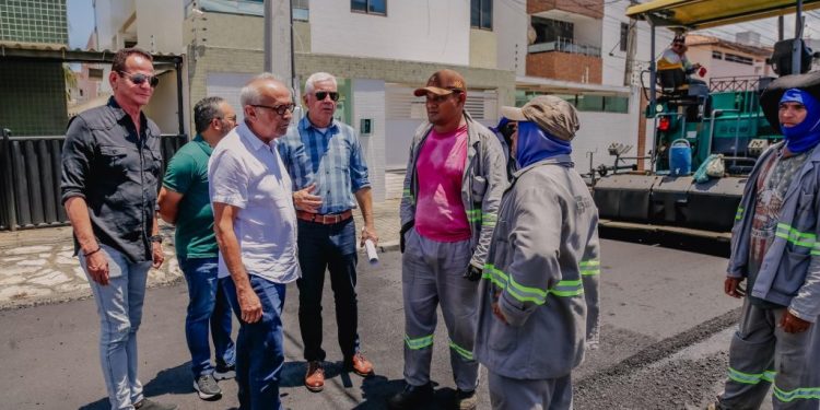 Cícero fiscaliza obras de asfaltamento do binário que vai garantir segurança viária na região do Bessa