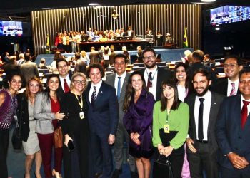 Senado aprova Relatório de Veneziano que cria gratificação a defensor público que acumular funções