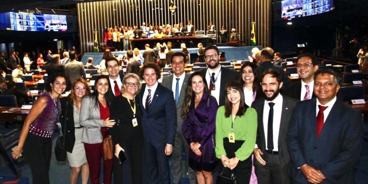 Senado aprova Relatório de Veneziano que cria gratificação a defensor público que acumular funções