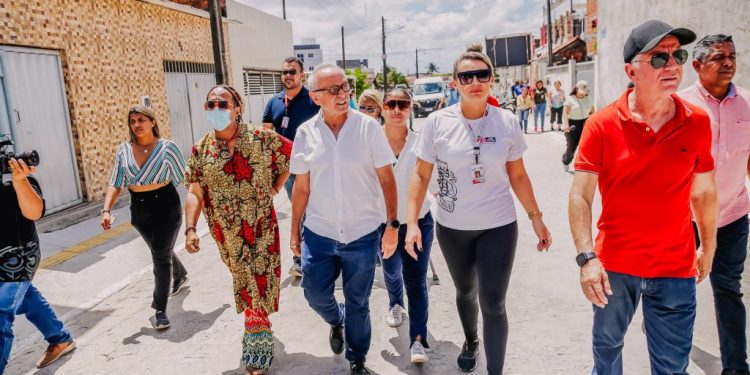 Cícero Lucena inaugura 60 ruas pavimentadas em 19 bairros de João Pessoa