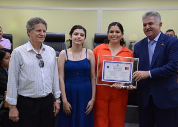 ALPB concede Título de Cidadania paraibana à jornalista Karine Tenório