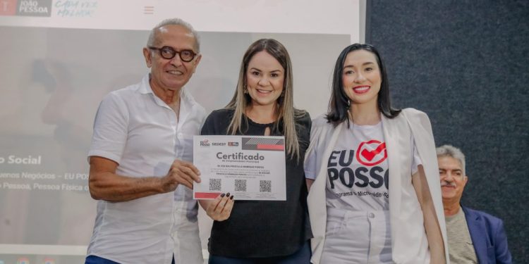 Cícero Lucena entrega certificado e libera crédito para 65 microempreendedores de João Pessoa