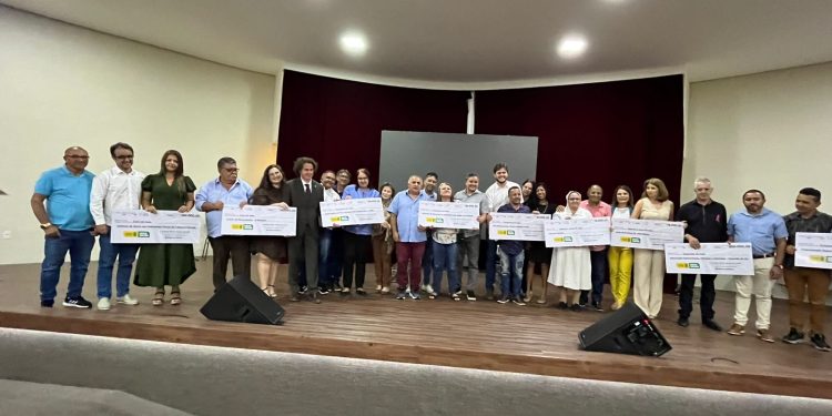 Com emendas de Veneziano, Bruno entrega recursos a entidades filantrópicas de Campina Grande