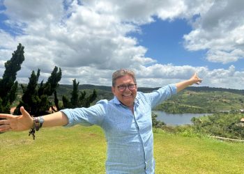 Adriano Galdino comemora aniversário com live e dispara: “não parei de sonhar”