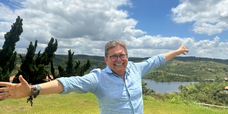 Adriano Galdino comemora aniversário com live e dispara: “não parei de sonhar”