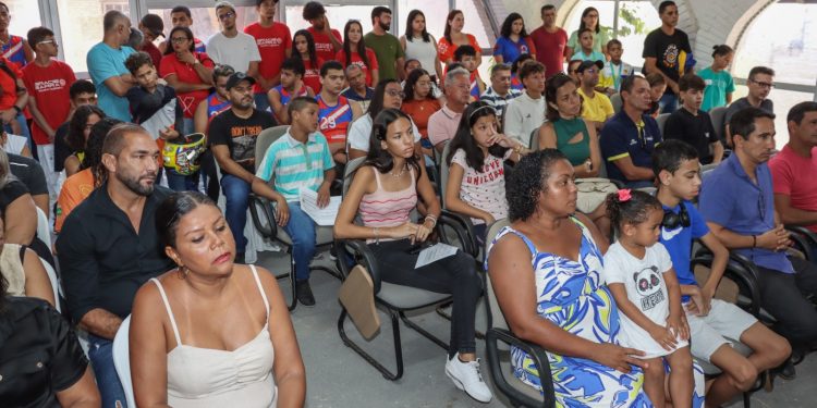 BOLSA ATLETA CABEDELO: Prefeitura entrega incentivos financeiros a mais de 40 atletas locais