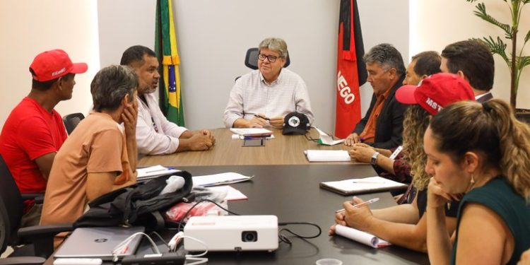 Governador destaca investimentos do governo na agricultura familiar em reunião com representantes do MST