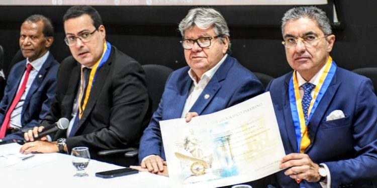 João Azevêdo prestigia posse de desembargador Rogério Fialho no Instituto Histórico e Geográfico Paraibano