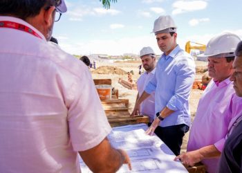 Lucas Ribeiro inicia semana inspecionando obras do Governo da Paraíba em Campina Grande