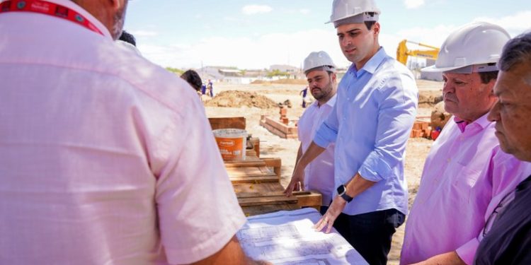 Lucas Ribeiro inicia semana inspecionando obras do Governo da Paraíba em Campina Grande