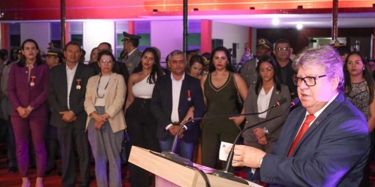 Governador participa de formatura de aspirantes a oficial do Corpo de Bombeiros e homenageia família atendida pelo resgate aeromédico