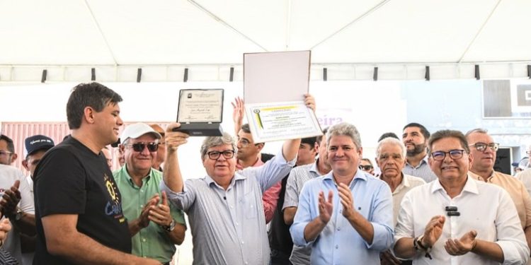 João Azevêdo entrega obras de pavimentação asfáltica, cisternas e anuncia investimentos em segurança hídrica em Cabaceiras