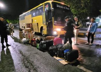 Forças de Segurança apreendem drogas e arma em ônibus, na Paraíba