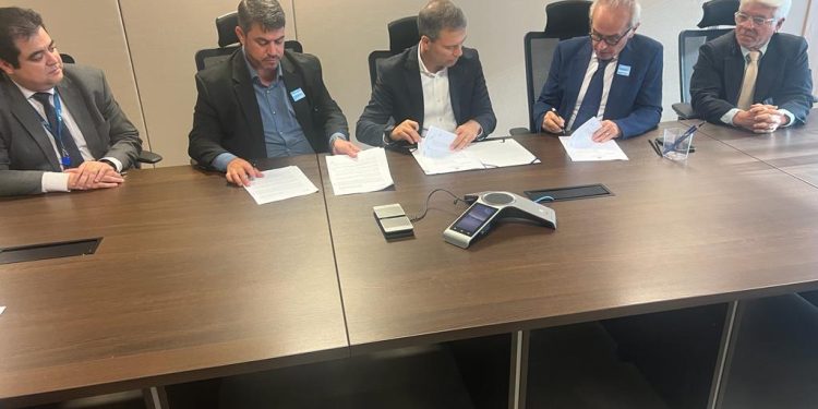 Dinho assina contrato e BRB vai gerir a folha dos servidores da Câmara de João Pessoa