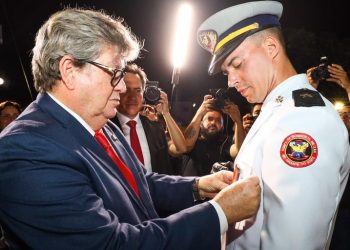 Governador participa de formatura de aspirantes a oficial do Corpo de Bombeiros e homenageia família atendida pelo resgate aeromédico