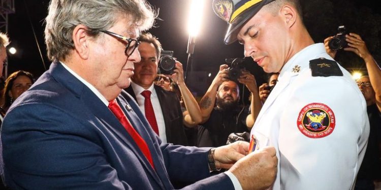 Governador participa de formatura de aspirantes a oficial do Corpo de Bombeiros e homenageia família atendida pelo resgate aeromédico