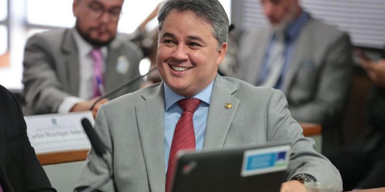 Efraim Filho é escolhido pelo DIAP como um dos melhores senadores do país