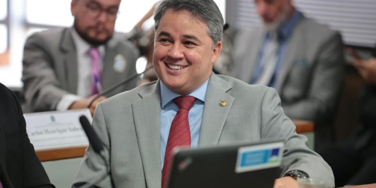 Efraim Filho destina mais de R$ 6,8 milhões para 17 municípios da Paraíba