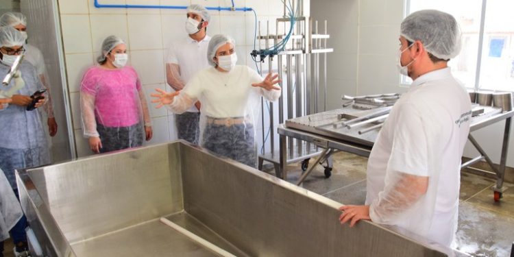 Equipamentos entregues pelo Governo da Paraíba triplicam capacidade de beneficiamento de leite de cabra em Cabaceiras