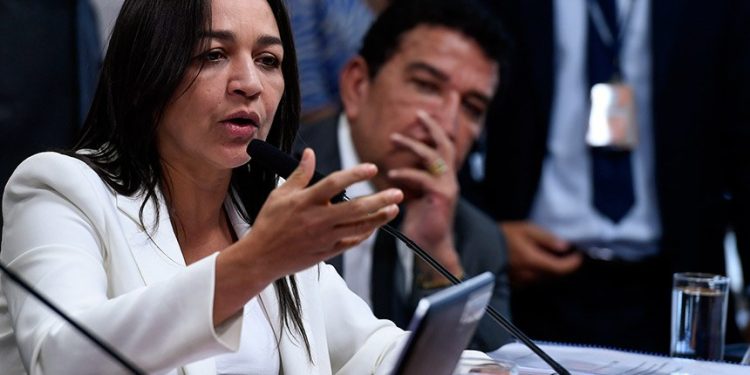 CPMI aprova relatório com pedido de indiciamento de Bolsonaro e militares