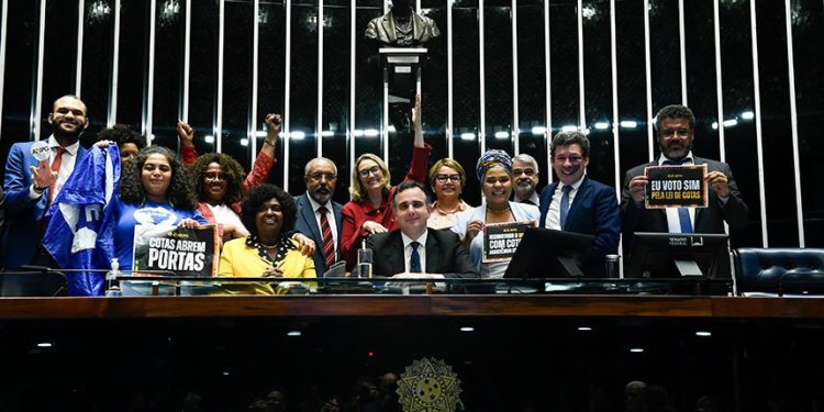 Senado aprova atualização da Lei de Cotas e insere quilombolas na reserva de vagas