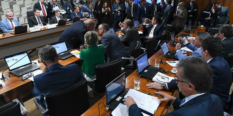 Desoneração da folha: comissão analisa na terça se aceita mudanças da Câmara