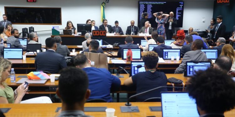 Comissão da Câmara aprova projeto que proíbe o casamento entre pessoas do mesmo sexo