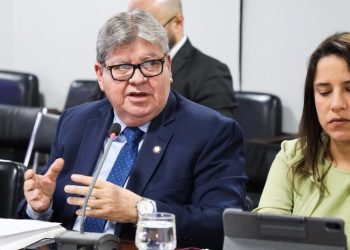 Governador apresenta projeto de criação de bolsa para reduzir evasão escolar com ministro Camilo Santana