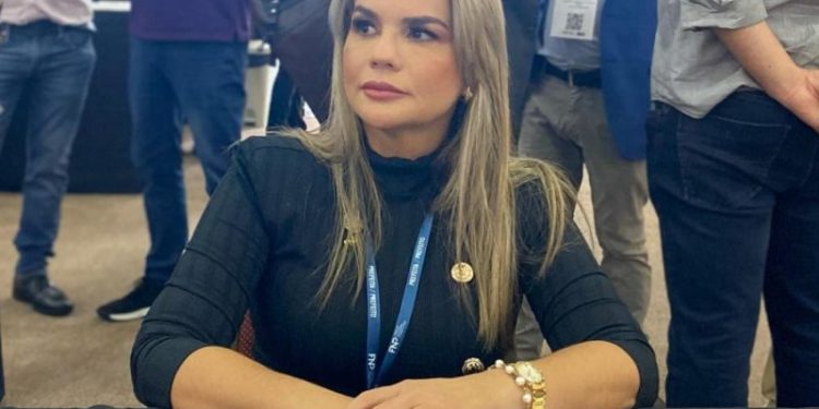 Prefeita de Conde emite nota negando irregularidades em viagem à Argentina