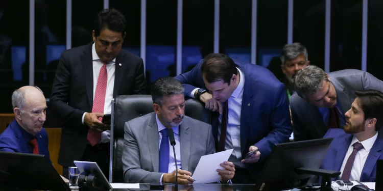 Câmara aprova projeto de lei de taxação para super-ricos