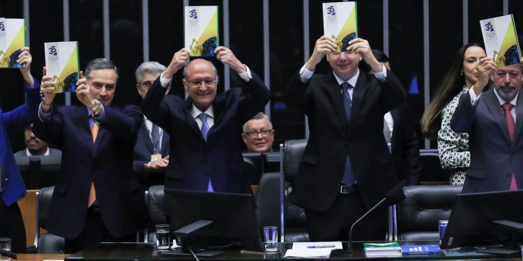 Representantes dos três poderes defendem harmonia institucional