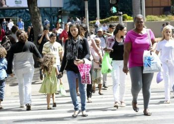 Censo 2022: Brasil tem 6 milhões de mulheres a mais do que homens