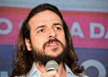 Pedro, mais uma vez, demonstra irritação com aproximação entre Tovar e João