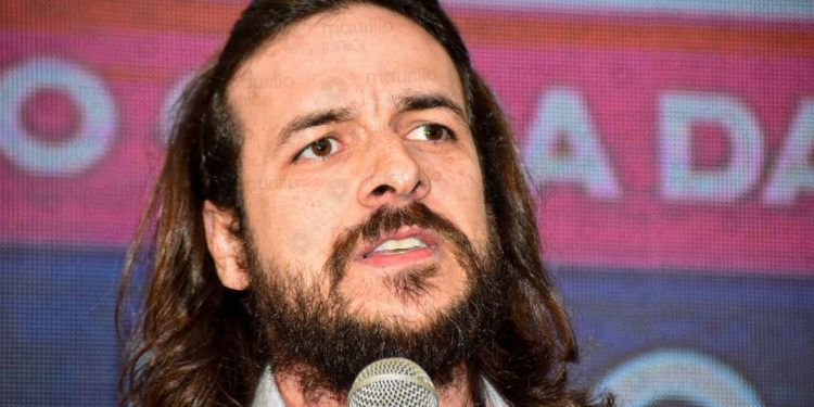 Pedro, mais uma vez, demonstra irritação com aproximação entre Tovar e João