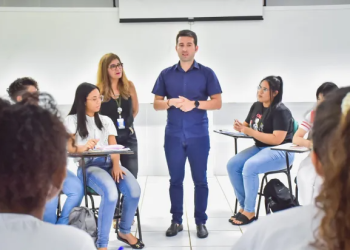 Michel Henrique propõe isenção de ICMS para professores na aquisição de notebooks e smartphones