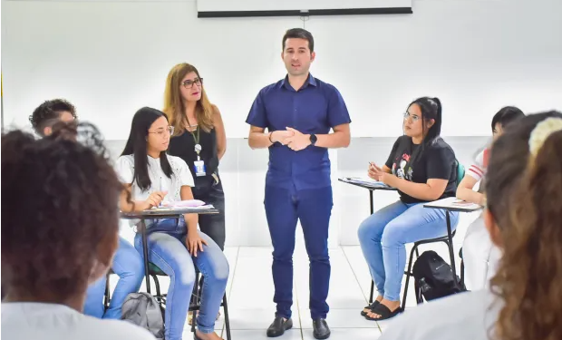 Michel Henrique propõe isenção de ICMS para professores na aquisição de notebooks e smartphones