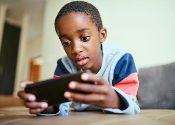Governo Federal faz consulta pública sobre guia para uso consciente de celulares e tablets por crianças e adolescentes