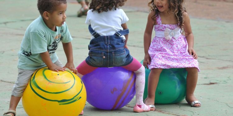 Apesar de lei, direito de brincar não é plenamente garantido no país