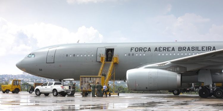 Quinto voo de repatriados deixa Israel com 215 passageiros e 16 pets