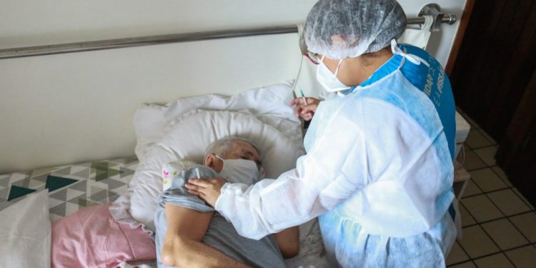 João Pessoa promove vacinação domiciliar para pessoas restritas ao leito