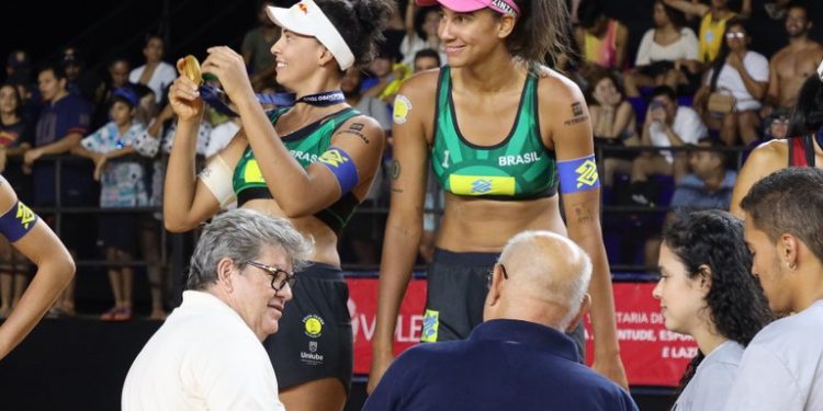 João Azevêdo prestigia encerramento do Circuito Mundial de Vôlei de Praia em João Pessoa