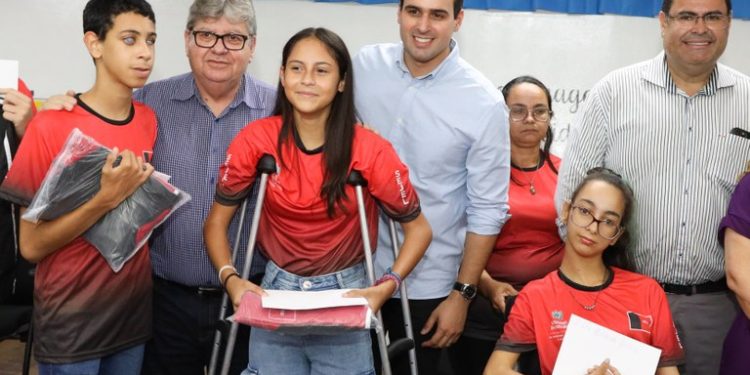Governador entrega uniformes esportivos e passagens aéreas a paratletas que irão disputar Paralimpíadas Escolares em São Paulo