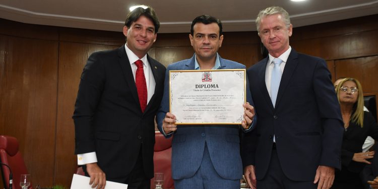 Erly Fernandes recebe título de cidadão pessoense
