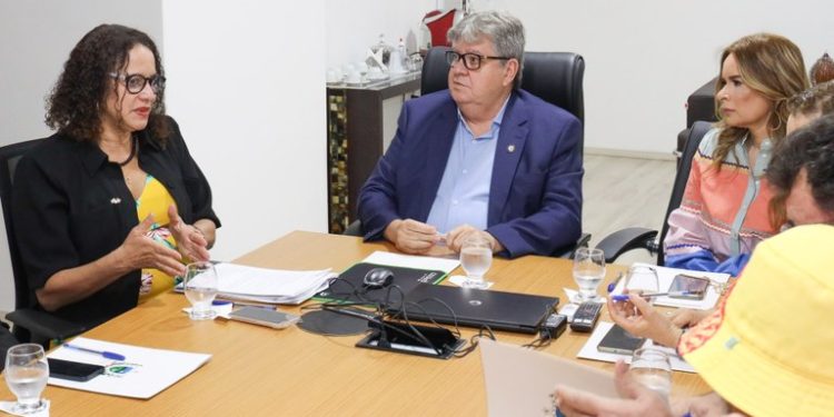 João Azevêdo recebe ministra Luciana Santos e garante investimentos na ampliação da rede de fibra óptica e no projeto Bingo