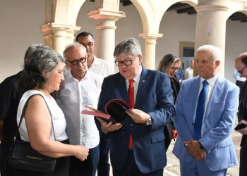 João Azevêdo participa de lançamento de livro sobre governantes e destaca importância da obra para preservação da história da Paraíba
