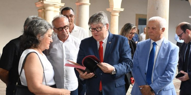 João Azevêdo participa de lançamento de livro sobre governantes e destaca importância da obra para preservação da história da Paraíba