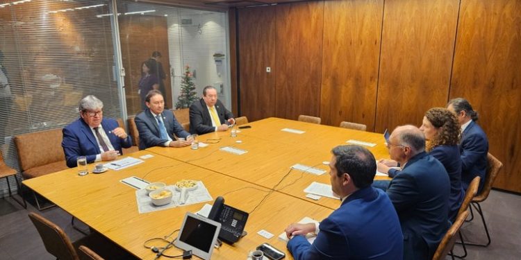 João dialoga sobre projetos de mobilidade urbana e investimentos em saneamento com a Agência Francesa de Desenvolvimento